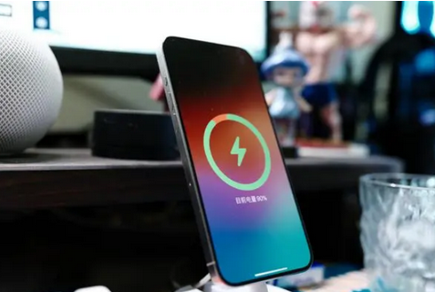 连南苹果15换屏服务分享用什么充电器给iPhone15充电更好 